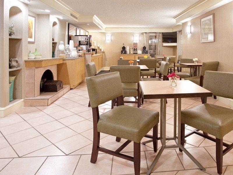 La Quinta Inn By Wyndham Denver Central Restaurante foto